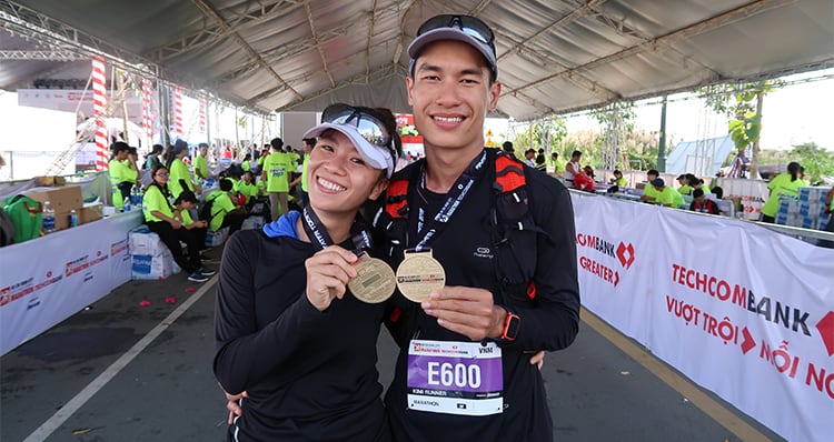 finisher marathon techcombank ho chi minh city 2018 with medal